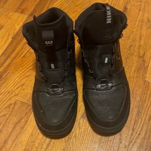 Used Nike boots no shoes strings